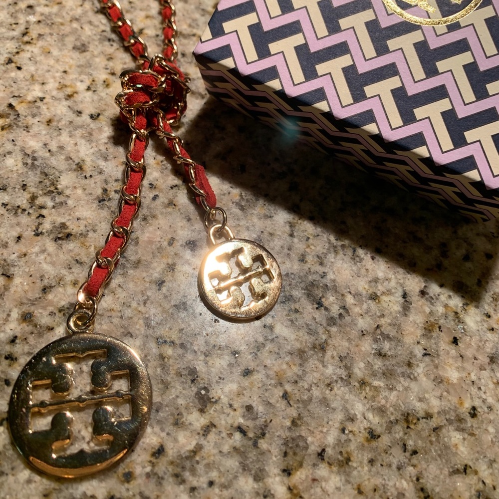 TORY BURCH😍 ”CHAIN ​​NECKLACE WITH RED CORD” 😍